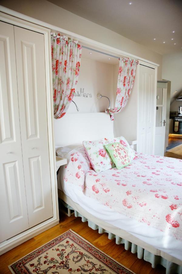 Fosse Farmhouse Holiday Cottages Chippenham  Exterior foto